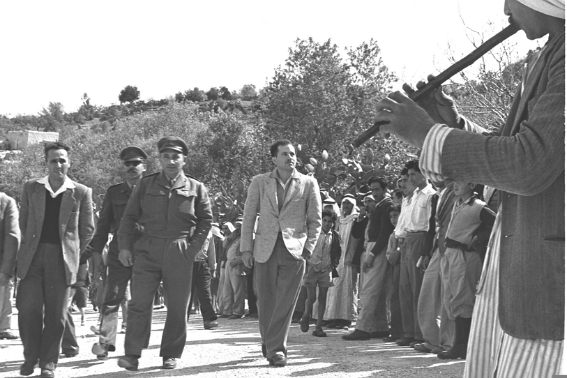 الحاكم العسكري للمنطقة الوسطى، الكولونيل زلمان ميرط، في زيارة لأم الفحم 1955. 